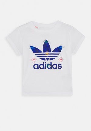 Weißes kurzärmeliges T-Shirt mit großem blauem Adidas-Logo und dekorativen geometrischen Mustern auf der Vorderseite.