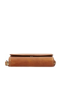 Portefeuille compact en cuir marron avec rabat pliant et fermeture bouton, fermeture éclair visible sur le côté et bords cousus sur fond blanc.