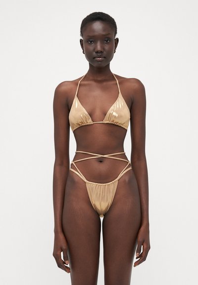Bronze bikini sæt med en trekantet top med halterneck og en bunden med sidestraps og en gathered bag. Glat, skinnende finish.
