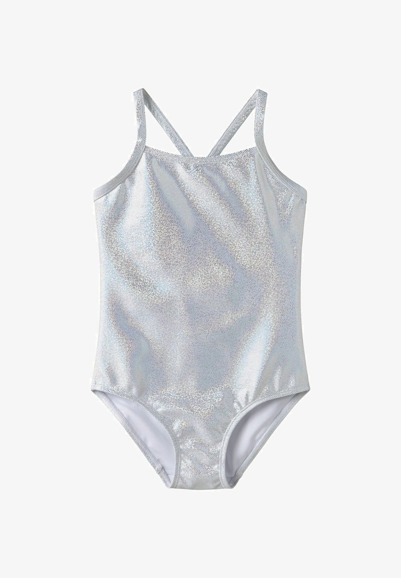 Maillot de bain une pièce argenté avec des bretelles fines et un tissu brillant texturé, conçu pour un enfant ou un petit adulte.