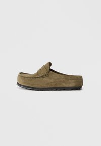 Olivgrüner Wildlederschuh zum Hineinschlüpfen mit Mokassin-Design, flacher schwarzer Gummisohle und dekorativer Naht oberhalb.