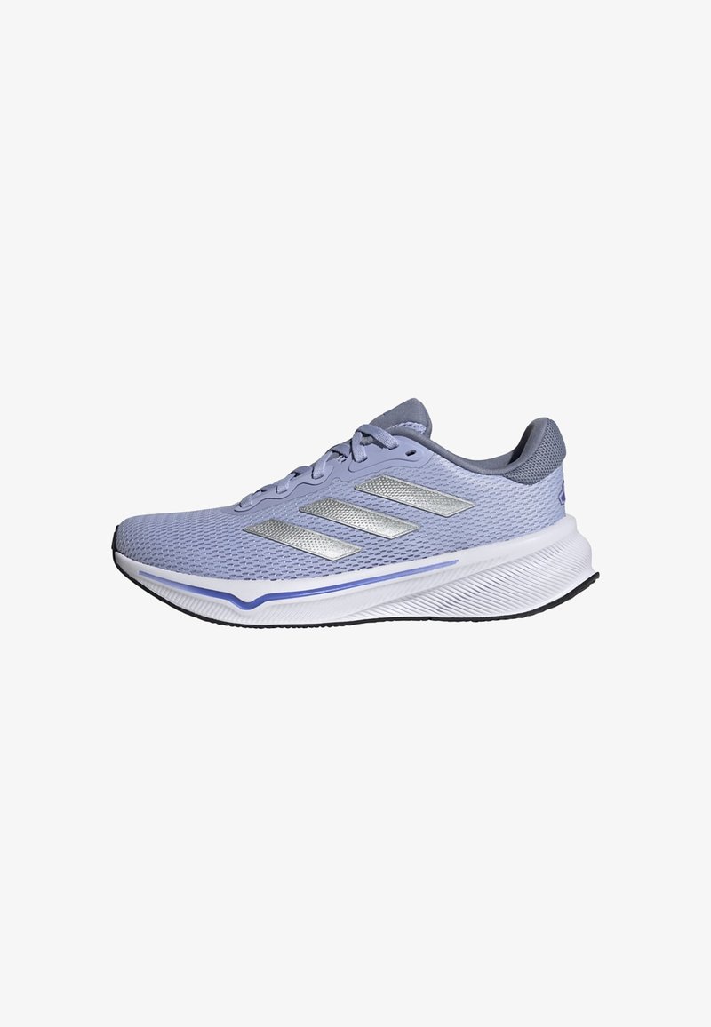 Scarpa sportiva di colore viola chiaro con tomaia in rete, dettagli argentati, suola imbottita e intersuola bianca texturizzata. Presenta chiusura con lacci e suola in gomma.