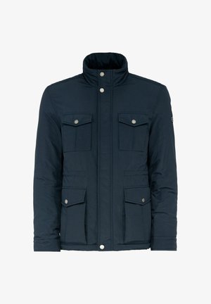 Granatowa ocieplana kurtka z wysokim kołnierzem, czterema przednimi kieszeniami, metallicznymi zatrzaskami i gładką teksturą. Prosty, nowoczesny design.