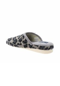 Zapatilla de casa con estampado de leopardo en suave tela gris con textura peluda. Diseño de parte trasera abierta y suela plana en marfil para mayor comodidad.