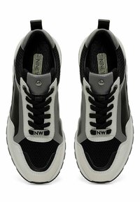 Sneaker nere e grigie con tomaia in rete, colletto imbottito e chiusura con laccio. Presenta una suola in gomma e dettagli in bianco a contrasto.
