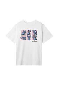 Hvid bomulds t-shirt med et grafisk print af en blå karakter i seks poser mod en pink baggrund. Korte ærmer og afslappet pasform.