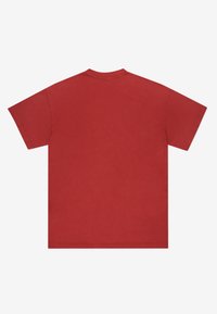 Czerwona bawełniana koszulka z krótkim rękawem, z okrągłym dekoltem, jednolity kolor i proste detale szycia. Brak widocznych nadruków lub zdobień.