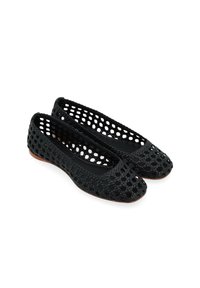 Ballerines noires en matériau synthétique avec un design tissé, présentant un motif en maille ouverte, un bout rond et une semelle plate.