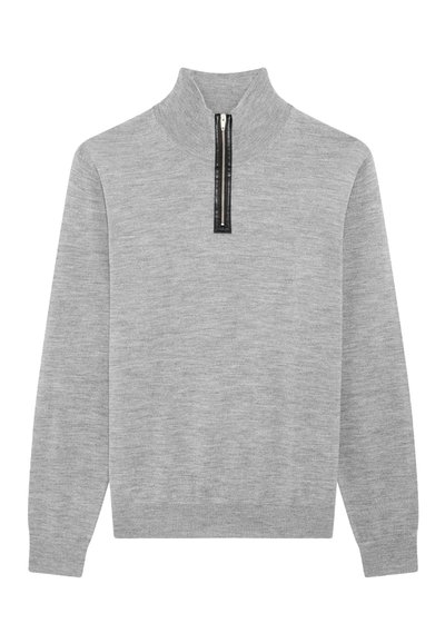 Lichtgrijze longsleeve pullover met een hoge kraag en een halflange rits met zwarte randen in het midden aan de voorkant.