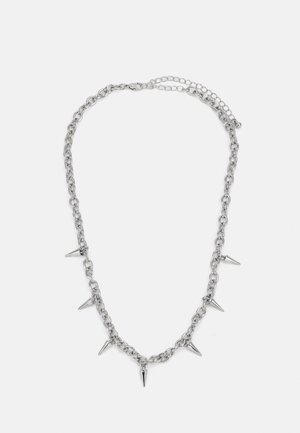 Colar de corrente de prata com pontas afiadas espaçadas uniformemente ao longo do comprimento, equipado com um fecho tipo lagosta e uma corrente de extensão para ajuste de tamanho.