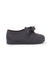 Scarpa in camoscio grigio scuro con punta rotonda e profilo basso. Presenta un design con lacci e un fiocco, oltre a cuciture decorative sulla parte superiore.