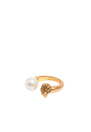 Anillo dorado con una perla blanca en un lado y un diseño texturizado de erizo en el otro, banda de metal suave.