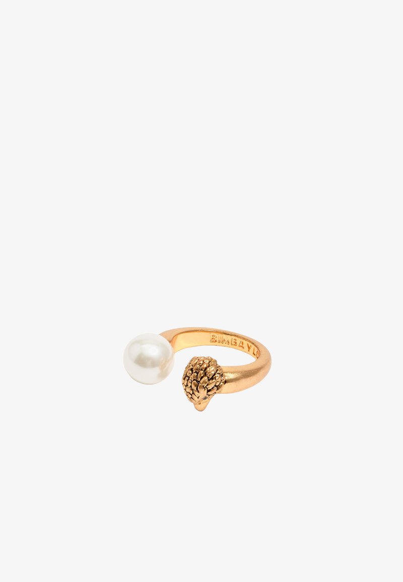 Gouden ring met aan de ene kant een witte parel en aan de andere kant een gestructureerd ontwerp van een egeltje, met een gladde metalen band.