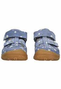 Zapatos de ante azul con un patrón floral, doble tiras de Velcro, lados abiertos y una suela de goma marrón. Nombre del fabricante "Pepino" grabado en la suela.