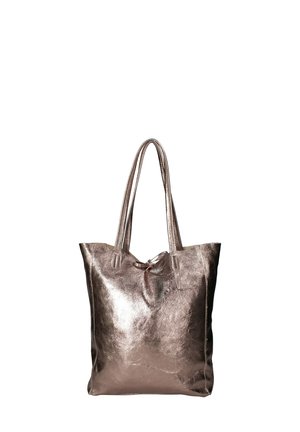 Borsa tote in oro rosa metallico con due lunghe maniglie, texture liscia, struttura morbida e un accento a fiocco annodato nella parte superiore.