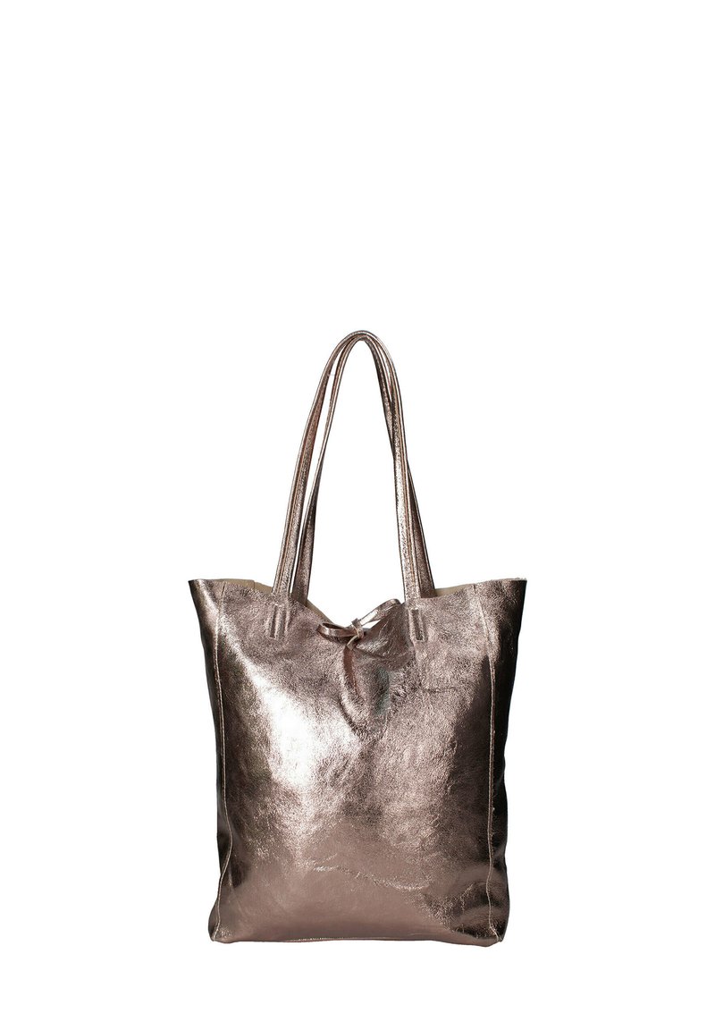 Metallische roségouden tote bag met twee lange hengsels, een gladde textuur, zachte structuur en een gestrikt strikaccent aan de bovenkant.