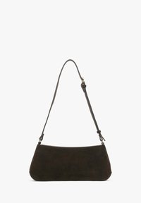 Ciemnobrązowa torba zamszowa o zaokrąglonym kształcie, z pojedynczym regulowanym paskiem na ramię i minimalistycznym designem. Brak widocznych elementów metalowych.