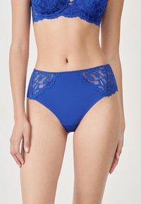 Culotte taille haute en microfibre bleu avec des bordures en dentelle florale sur les côtés, texture lisse et un design élégant.
