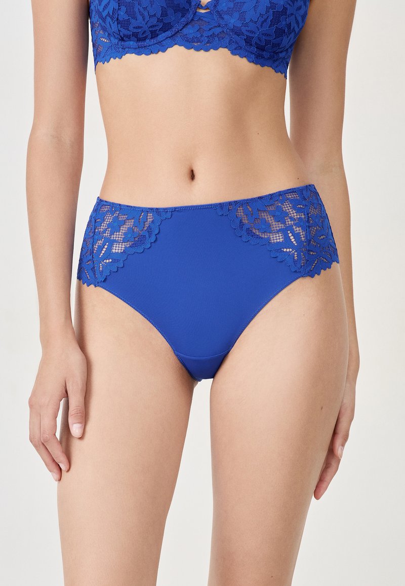 Culotte taille haute en microfibre bleu avec des bordures en dentelle florale sur les côtés, texture lisse et un design élégant.