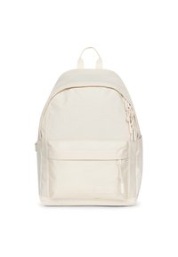 Sac à dos de couleur crème en tissu texturé, avec une poche zippée à l'avant, des bretelles ajustables et un design en haut arrondi.