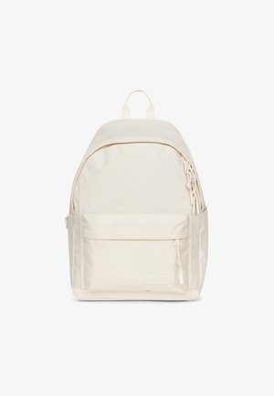 Cremefarvet rygsæk lavet af struktureret stof, med en frontlomme med lynlås, justerbare stropper og et rundet topdesign.