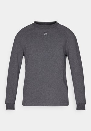 Tumši pelēks garroku pulovers, izgatavots no faktūras auduma. Ir apaļa kakla daļa un ribotas aproces. Mazs logotips uz krūtīm.