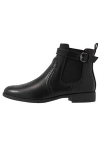 Stivale ankle in pelle nera con pannelli elastici laterali, dettagli brogue e una pratica fascia con fibbia. Punta tonda e design con tacco basso.