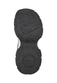 Semelle extérieure en caoutchouc noir texturé d’une chaussure avec le nom de la marque Buffalo en relief plusieurs fois sur le motif de la semelle.