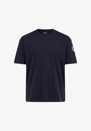 Camiseta de manga corta azul marino con cuello redondo y pequeño parche con la marca en la manga izquierda, mostrada sobre un fondo blanco liso.