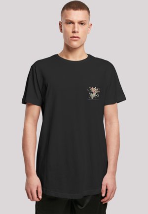 Schwarzes Baumwoll-T-Shirt mit kurzen Ärmeln, das einen bunten Druck auf der linken Brust zeigt. Klassischer Rundhalsausschnitt und lockere Passform.