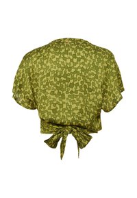 Top corto a maniche corte di colore verde con motivo camouflage. Presenta un dettaglio posteriore annodato e un tessuto morbido e leggero.