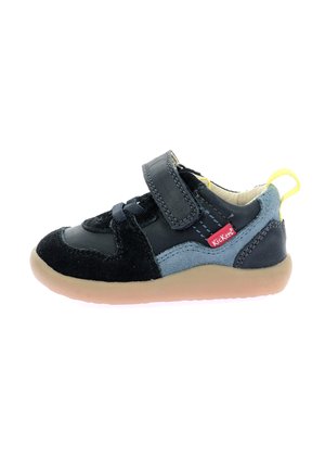 Chaussure pour tout-petit en cuir et daim noir et bleu avec une boucle de talon jaune, une sangle Velcro, une semelle texturée et des coutures décoratives.