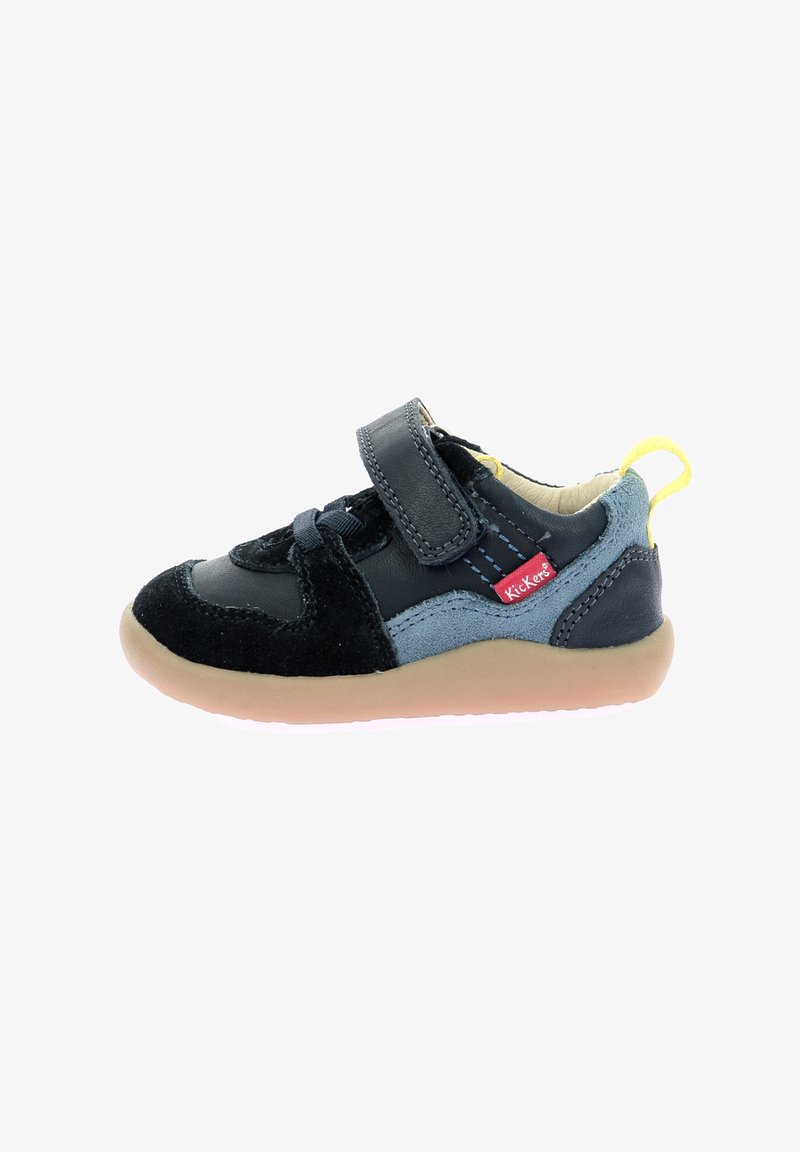 Scarpa per bambino in pelle e suede nera e blu con un manico giallo, cinturino in Velcro, suola texturizzata e cuciture decorative.