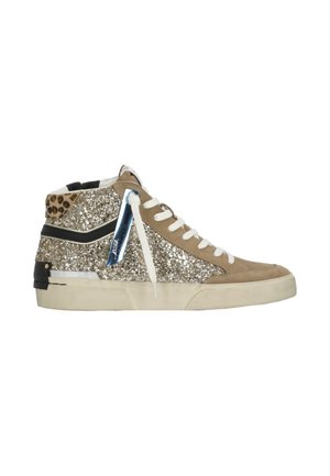 Sneaker alta in camoscio beige, pannelli glitter oro, lacci bianchi, striscia nera, collo stampa leopardo e suola panna con etichetta blu.