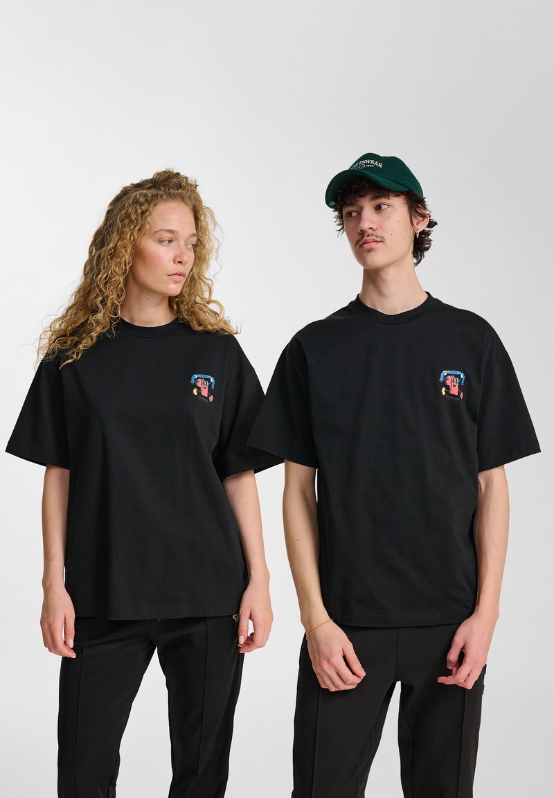 Zwarte katoenen T-shirts met korte mouwen en een relaxte pasvorm. Voorzien van een kleurrijk grafisch logo op het bovenste linkerdeel van de borst.