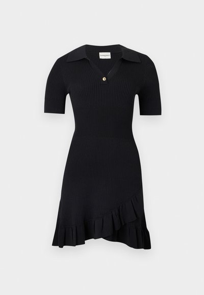 Μαύρο ριπ φόρεμα με κοντά μανίκια, γιακά, κουμπιά σε μονή σειρά, εφαρμοστή μέση και ασύμμετρο βολάν στο τελείωμα.