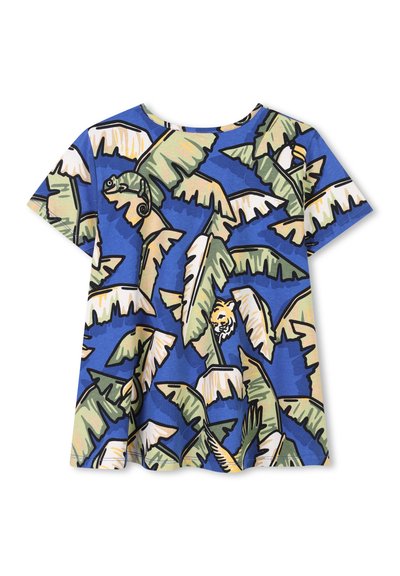 T-shirt à manches courtes avec un fond bleu orné de feuilles vertes et de motifs animaliers aux contours noirs. Fabriqué à partir d'un tissu léger.