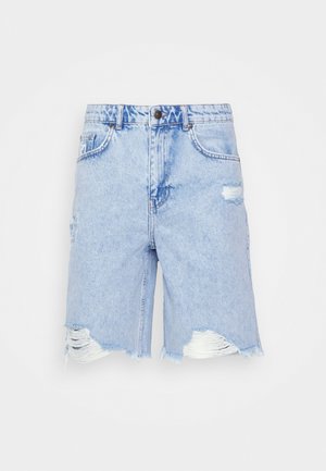 Short en denim bleu clair taille haute avec détails usés, ourlets effilochés, poches avant, et fermeture par bouton et fermeture éclair.