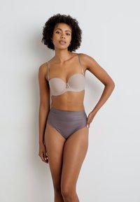 Spanx SHEER POWER THONG - Vormivad rõivad - mythical grey