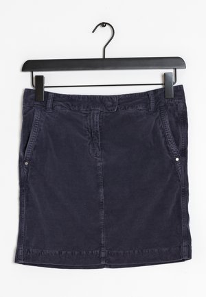 Marineblauwe corduroy rok met een rechte snit, voorzien van voorzakken, zichtbare stiksels en een tailleband. Hangt aan een zwarte plastic haak.