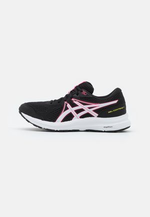 Zapatilla de correr en blanco y negro con detalles en rosa y parte superior de malla, con las marcas "GEL-CONTEND 7" y "AmpliFoam" en la suela y el talón.