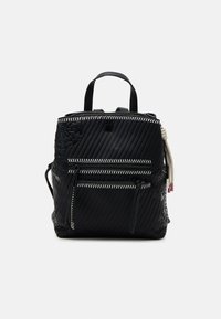 Schwarzer Rucksack mit texturiertem, gestepptem Design und floralen Akzenten. Verfügt über zwei Reißverschlüsse und kontrastierende weiße Nähte an den Rändern.