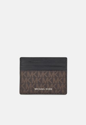 Portofel pentru carduri Michael Kors cu un model monogram maro, cu accente negre; dispune de mai multe sloturi pentru carduri și o textură netedă.