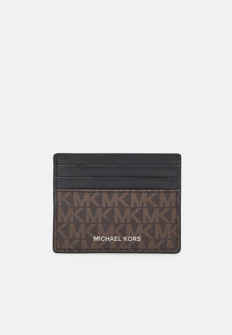 Michael Kors kortholder i brun monogrammønster med svarte detaljer; har flere kortlommer og en jevn tekstur.