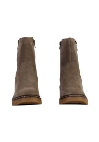 Bruine suède enkellaarzen met een zijrits, ronde neus, contrasterende stiksels en een duurzame rubberen zool.