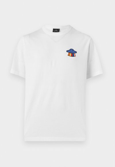 Λευκό κοντομάνικο T-shirt με μικρό μπλε γραφικό UFO και ουράνια τόξα στην αριστερή πλευρά του στήθους.