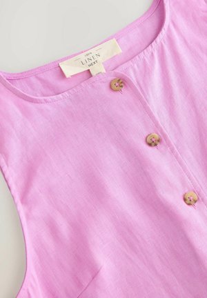 Top in lino rosa con scollatura rotonda e tre piccoli bottoni color tan sul davanti. La texture sembra leggera e leggermente stropicciata.