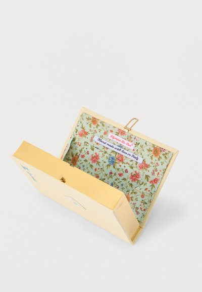 Κίτρινο ορθογώνιο τσαντάκι χειρός με εσωτερικό από υφασμάτινο σχέδιο λουλουδιών και ετικέτες που γράφουν «Olympia Le-Tan» και «Χειροποίητο με αγάπη στην Ιταλία».