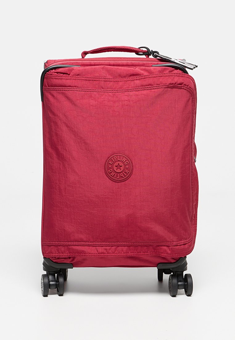 Roter Koffer mit Rollen aus strukturiertem Nylon, ausgestattet mit einem Logo-Patch, einem stabilen Griff und leichtgängigen schwarzen Rädern. Kompaktes Design.