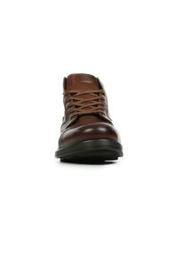 Scarpa in pelle marrone con punta arrotondata, design con lacci e suola in gomma scura. La parte superiore presenta una finitura liscia e cuciture minime.